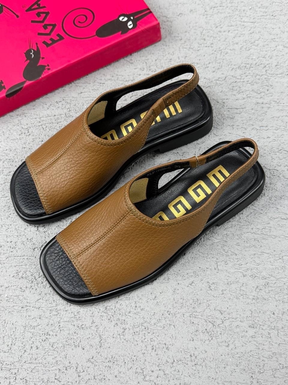 тапочки кожаные,модные тапочки,женские шлепанцы,тапочки на плоской подошве,