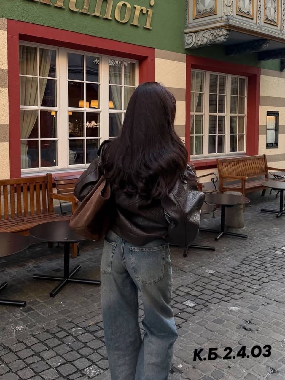 девушка,букет ромашек,кожаная куртка,букет из ромашек,цветами