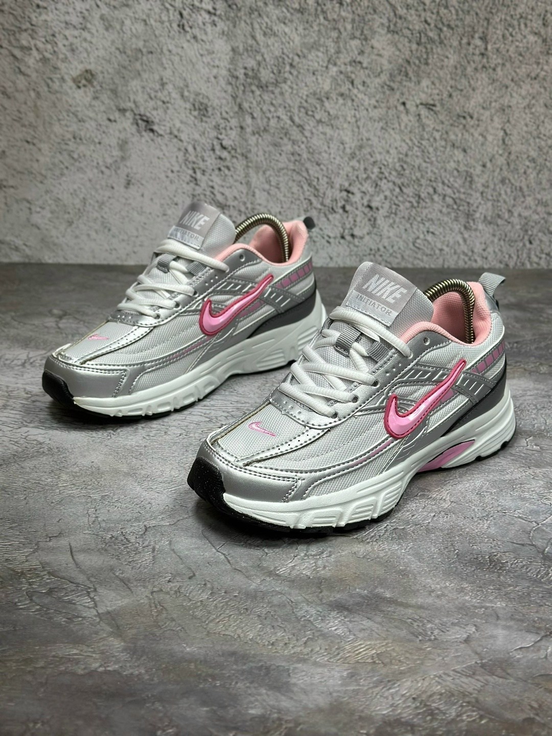 кроссовки nike initiator,женские беговые кроссовки initiator от finish line nike белый,кроссовки nike,кроссовки женские nike initiator белые,кроссовки