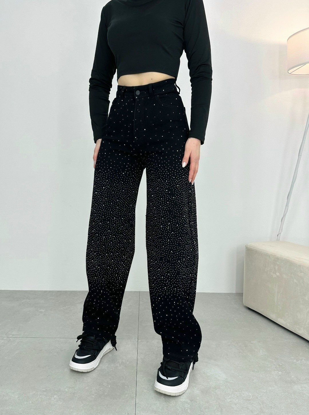 джинсы со стразами,женские джинсы со стразами,джинсы со стразами в золла,джинсы широкие трубы со стразами,джинсы прямые со стразами черные le o 222675248