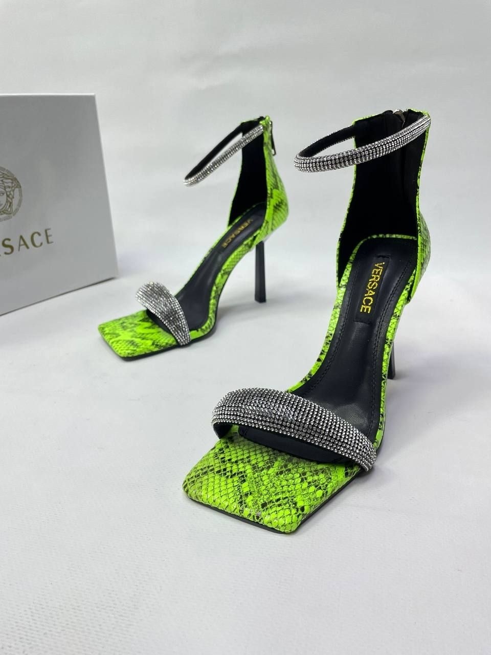 босоножки versace,босоножки версаче,версаче босоножки блестящие,босоножки версаче джинс кутюр,босоножки открытые