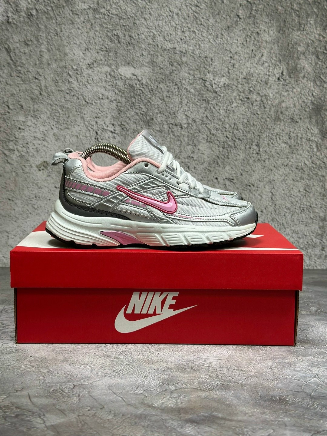 кроссовки nike initiator,женские беговые кроссовки initiator от finish line nike белый,кроссовки nike,кроссовки женские nike initiator белые,кроссовки