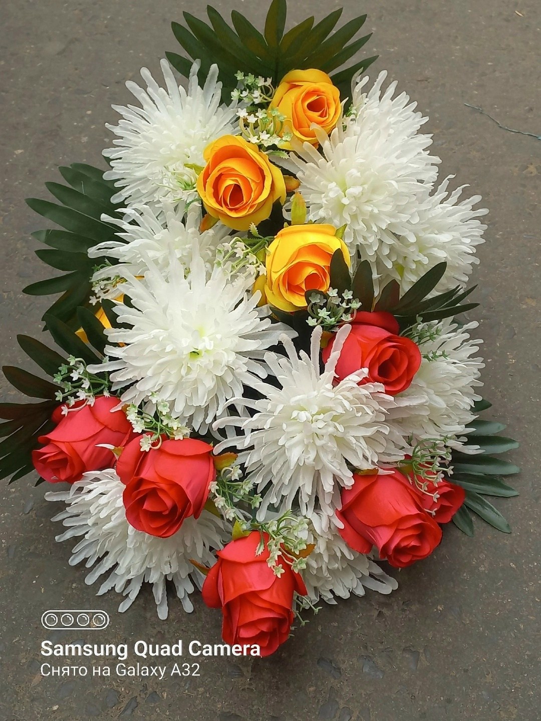 корзина ритуальная из искусственных цветов,цветами,цветочная композиция,букет композиция,желтые розы