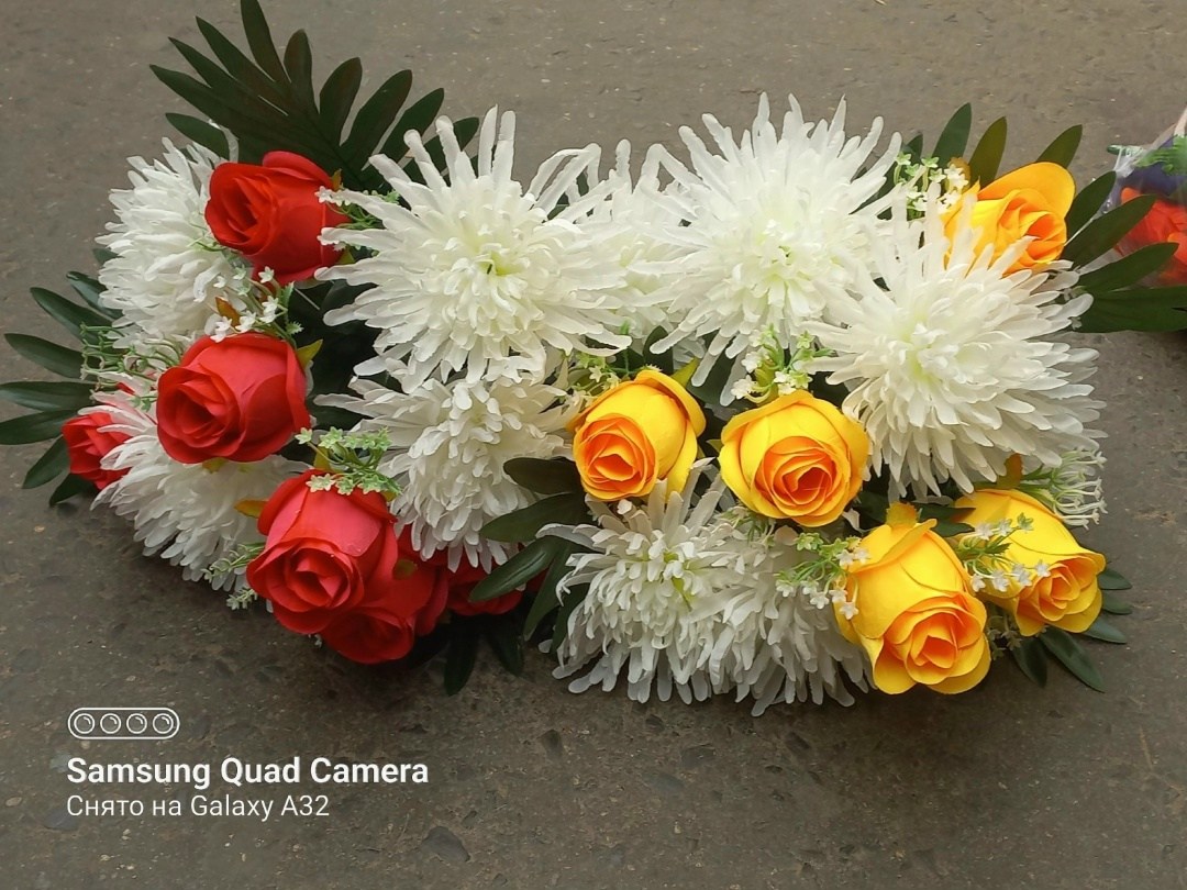 корзина ритуальная из искусственных цветов,цветами,цветочная композиция,букет композиция,желтые розы