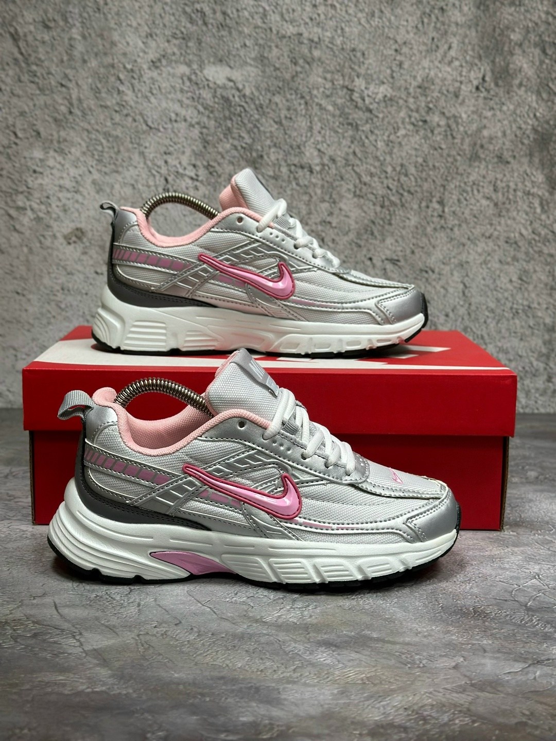 кроссовки nike initiator,женские беговые кроссовки initiator от finish line nike белый,кроссовки nike,кроссовки женские nike initiator белые,кроссовки