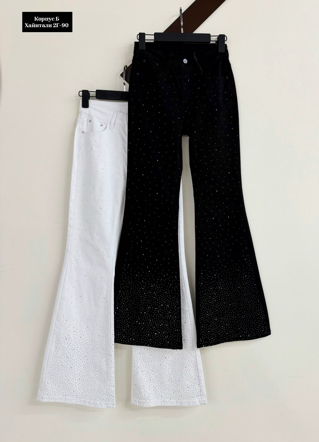 женские джинсы со стразами,джинсы в стразах,женские джинсы,джинсы женские zolla 22333710v06199d0 черные,джинсы для девочек клеш