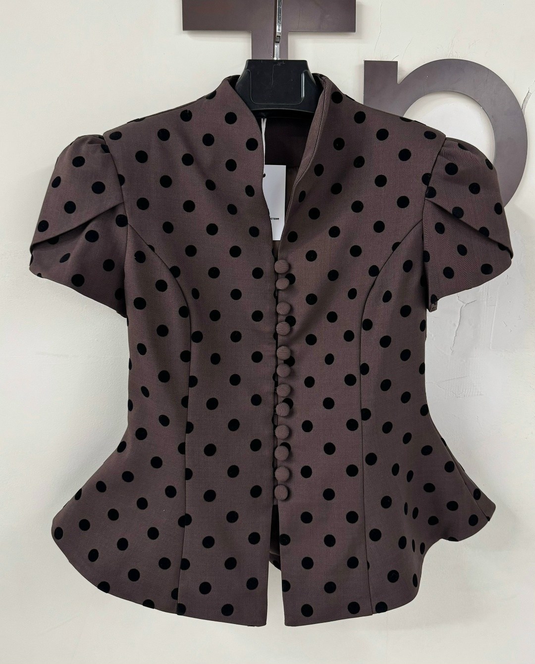 блузка с оборками,блузка стильная,женская блузка,приталенный жакет,жакет с баской