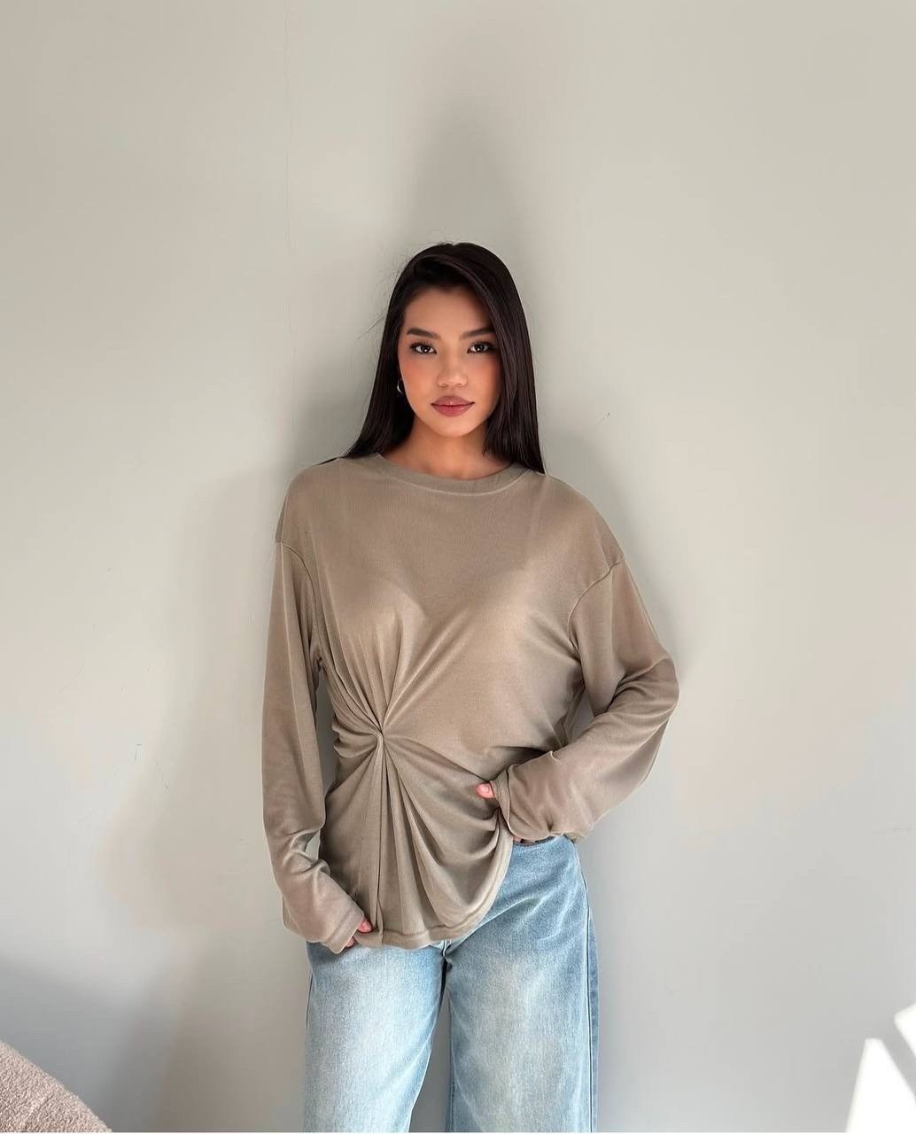 женская кофта,бежевый лонгслив,лонгслив с узлом love to wear цвет бежевый,кофта с драпировкой,лонгслив женский кофта