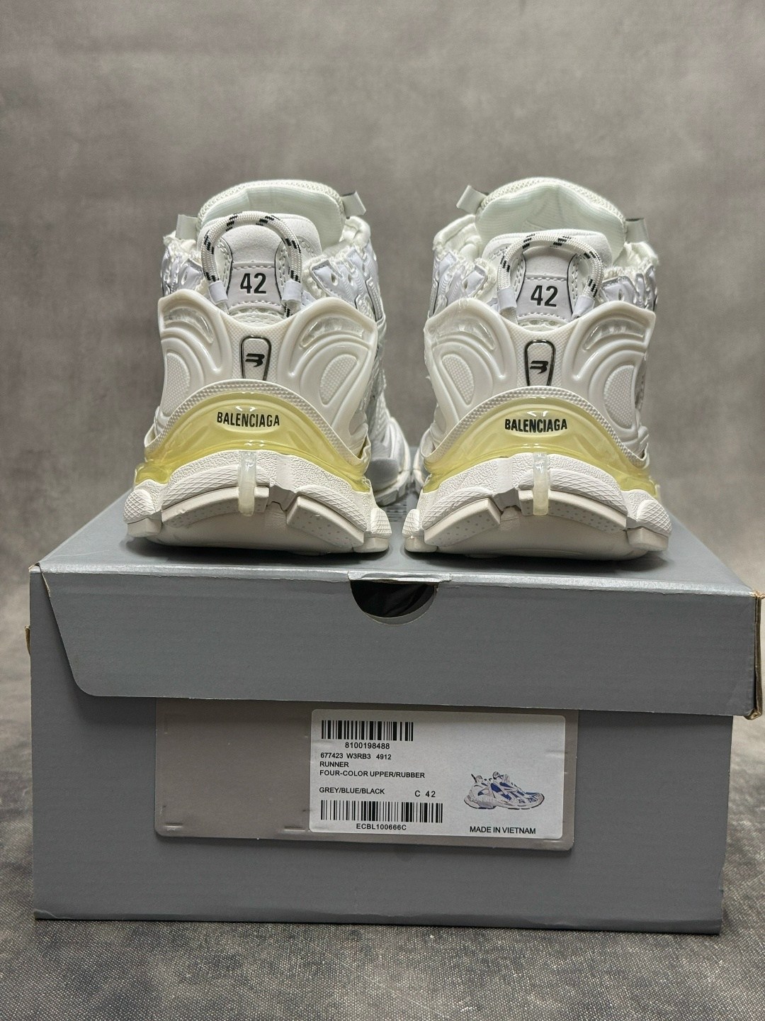 кроссовки balenciaga,мужские кроссовки balenciaga runner черный серый,кроссовки баленсиага серебряные мужские,модные мужские джинсы,кроссовки balenciaga runner