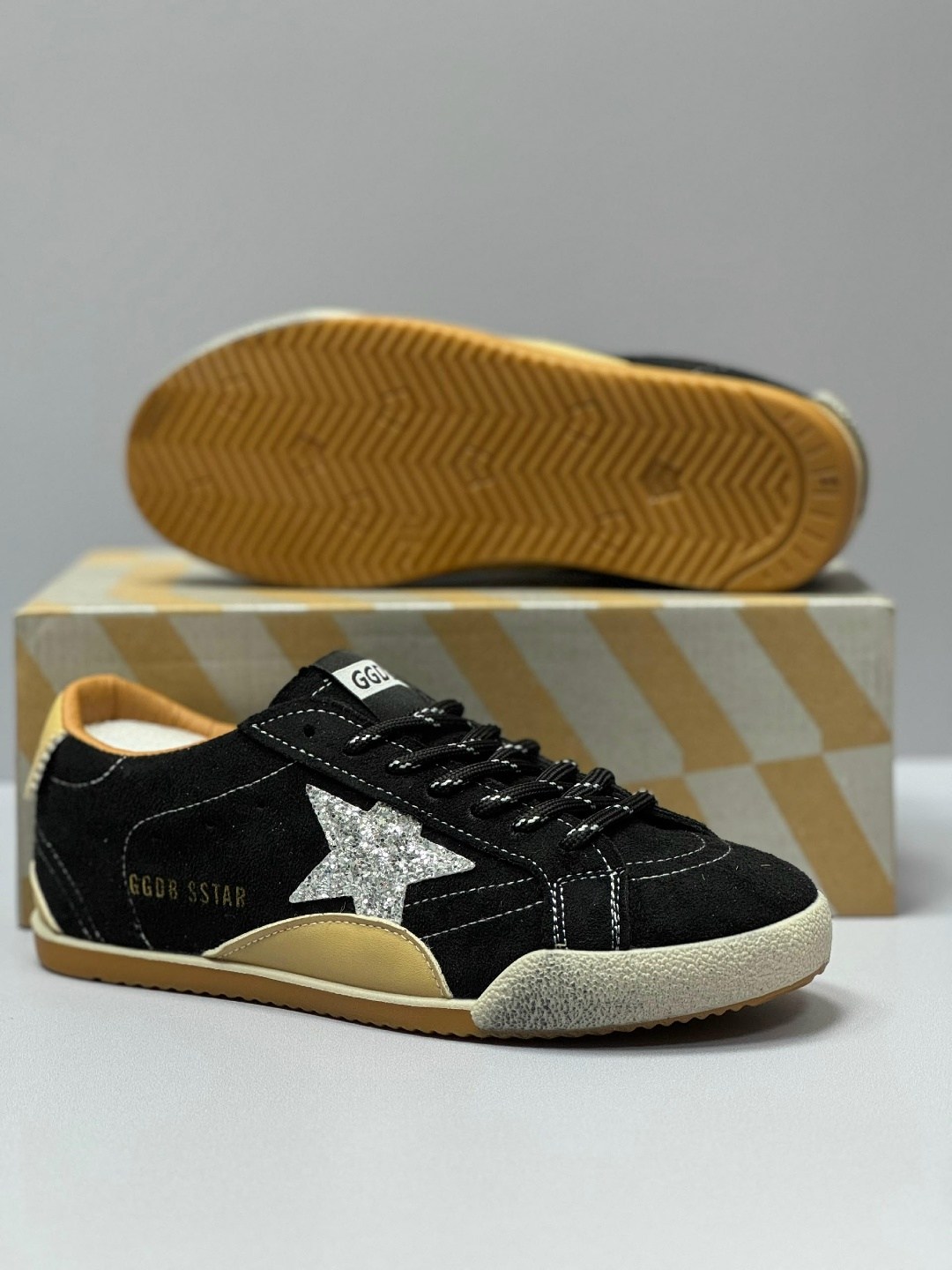 замшевые кроссовки ball star golden goose черный,кеды super-star с блестками golden goose черный,кеды hi star с блестками golden goose черный,кроссовки golden goose super-star черный,кроссовки golden