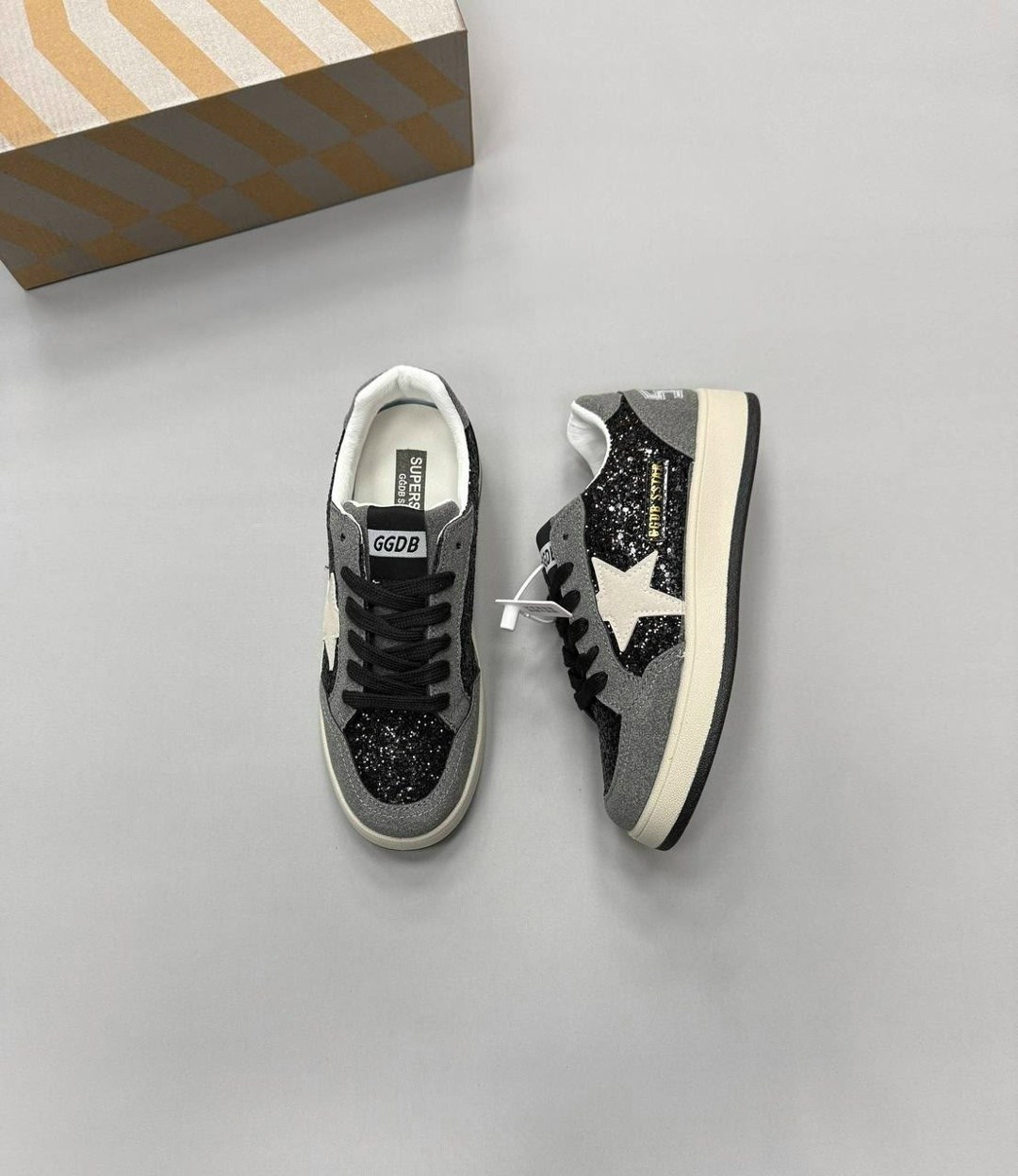 кеды golden goose,,кеды super-star с блестками golden goose черный,кроссовки golden goose,golden goose кеды hi star на платформе черный