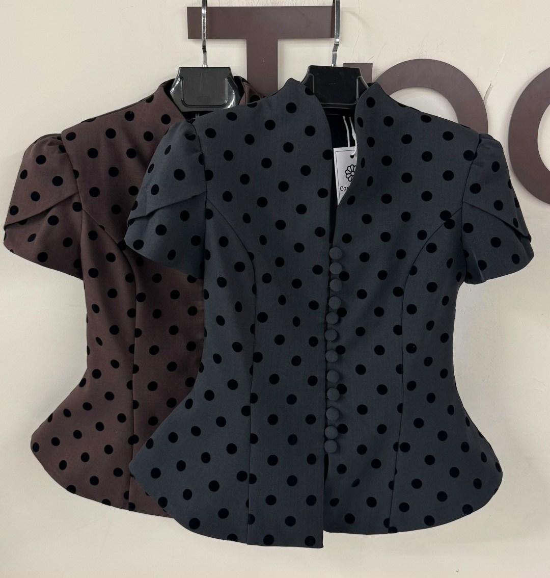 блузка с оборками,блузка стильная,женская блузка,приталенный жакет,жакет с баской