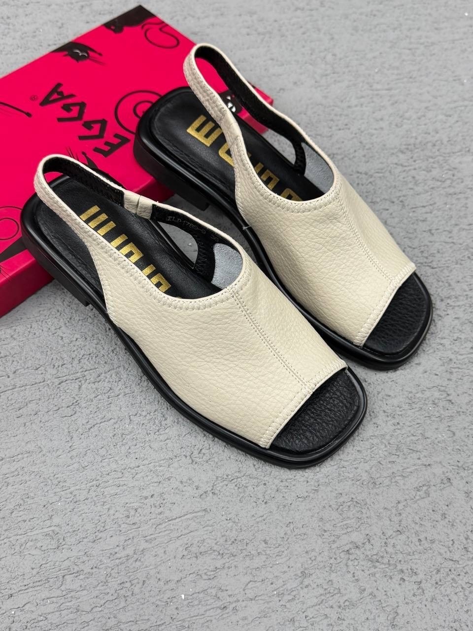 тапочки кожаные,модные тапочки,женские шлепанцы,тапочки на плоской подошве,