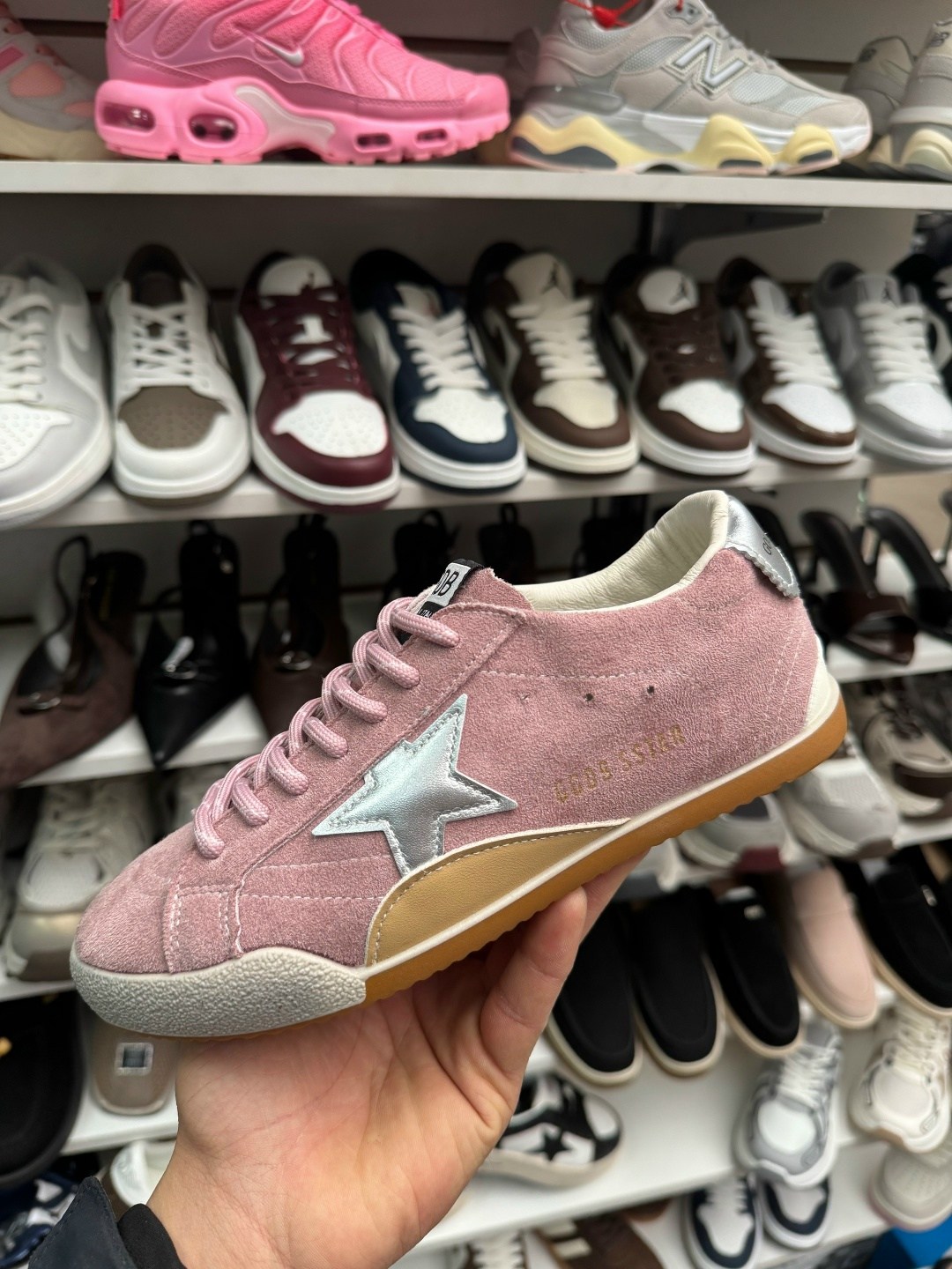 бело-розовые кроссовки golden goose со звездами,кроссовки golden goose,,golden goose super star,кроссовки golden goose super-star