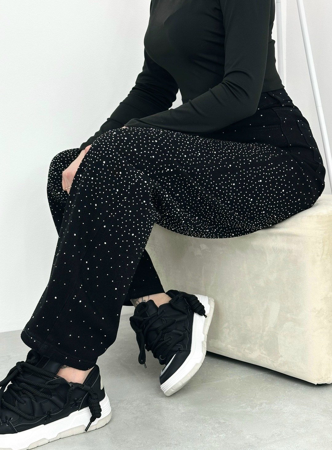 джинсы со стразами,женские джинсы со стразами,джинсы со стразами в золла,джинсы широкие трубы со стразами,джинсы прямые со стразами черные le o 222675248