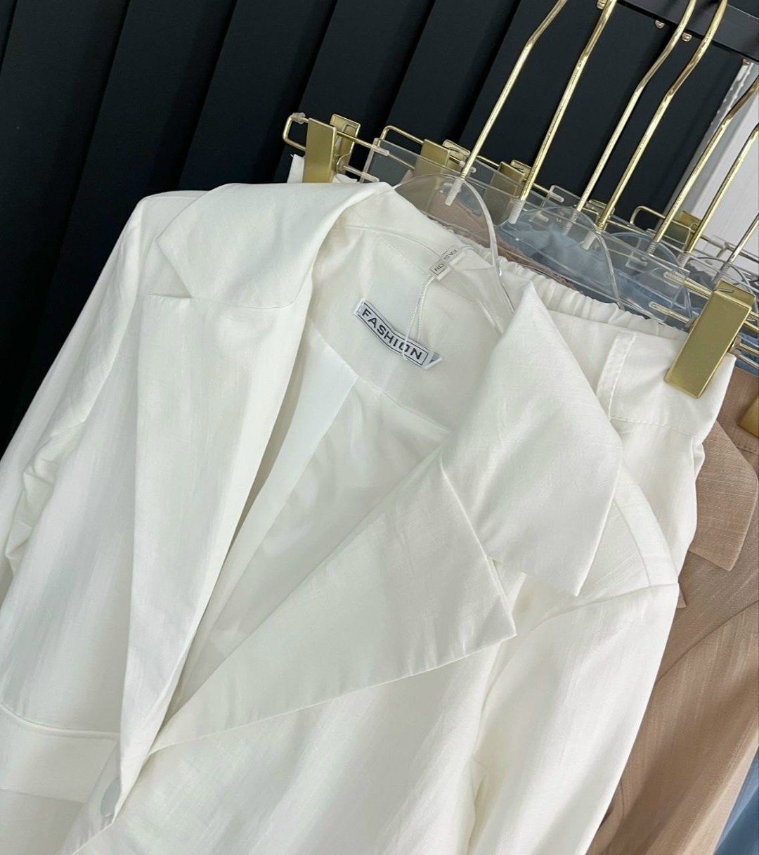 костюм белый брючный,стильные костюмы,костюм белый,брючный костюм,костюм с брюками