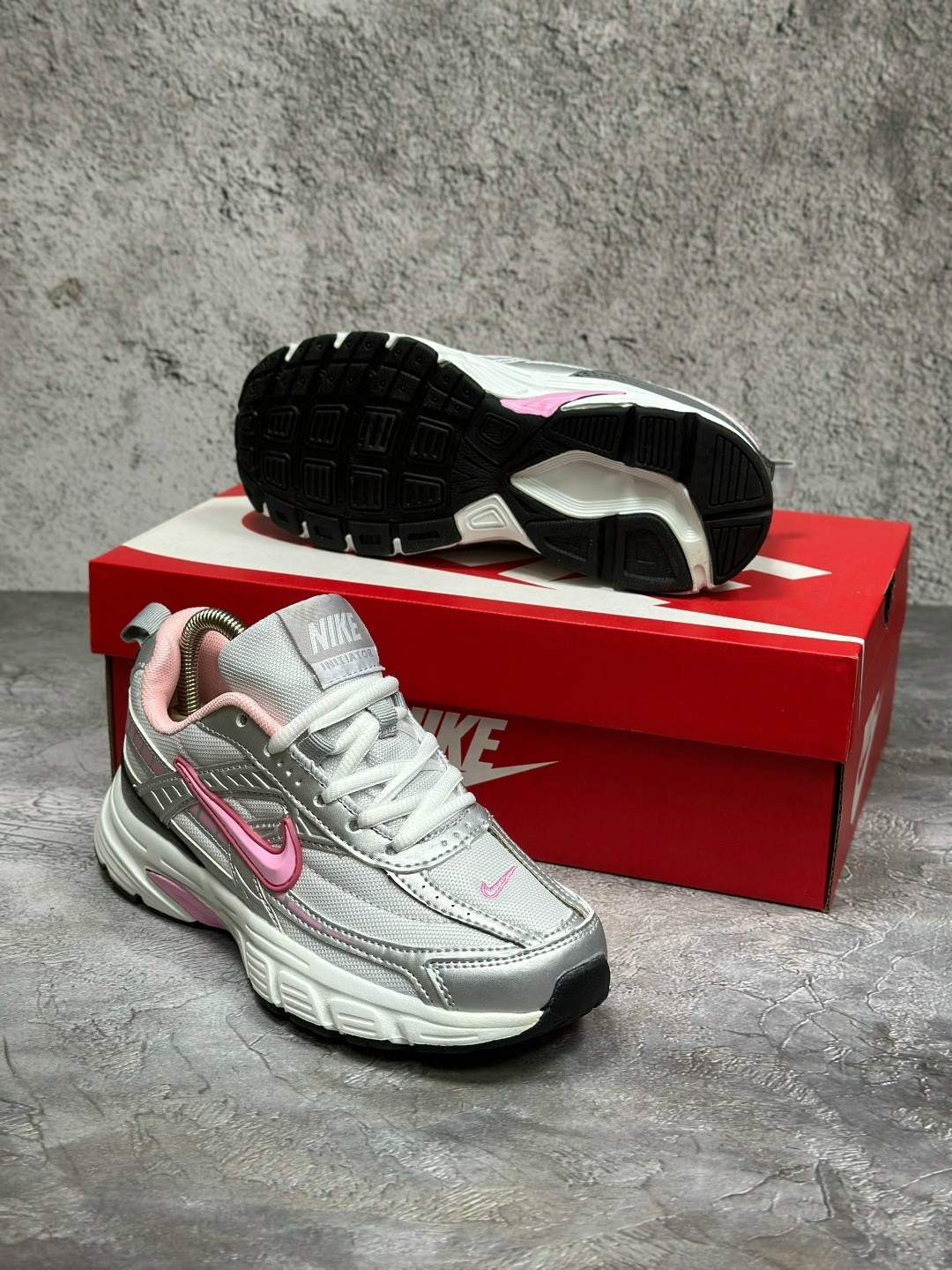 кроссовки nike initiator,женские беговые кроссовки initiator от finish line nike белый,кроссовки nike,кроссовки женские nike initiator белые,кроссовки