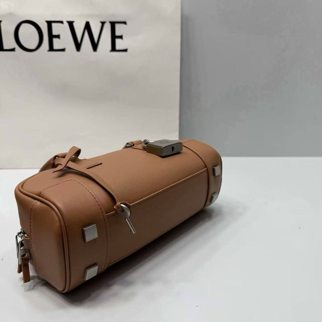 loewe сумка,сумка женская loewe кожаная с ручками,женская сумка,сумка loewe классическая,модная сумка