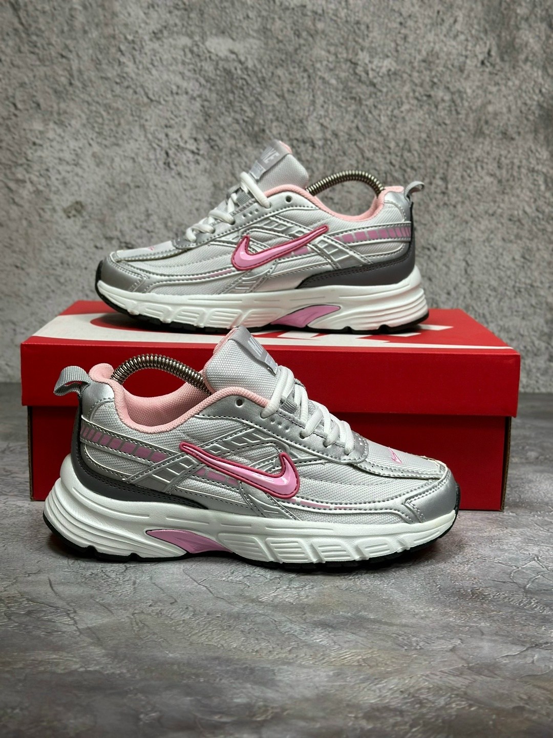 кроссовки nike initiator,женские беговые кроссовки initiator от finish line nike белый,кроссовки nike,кроссовки женские nike initiator белые,кроссовки