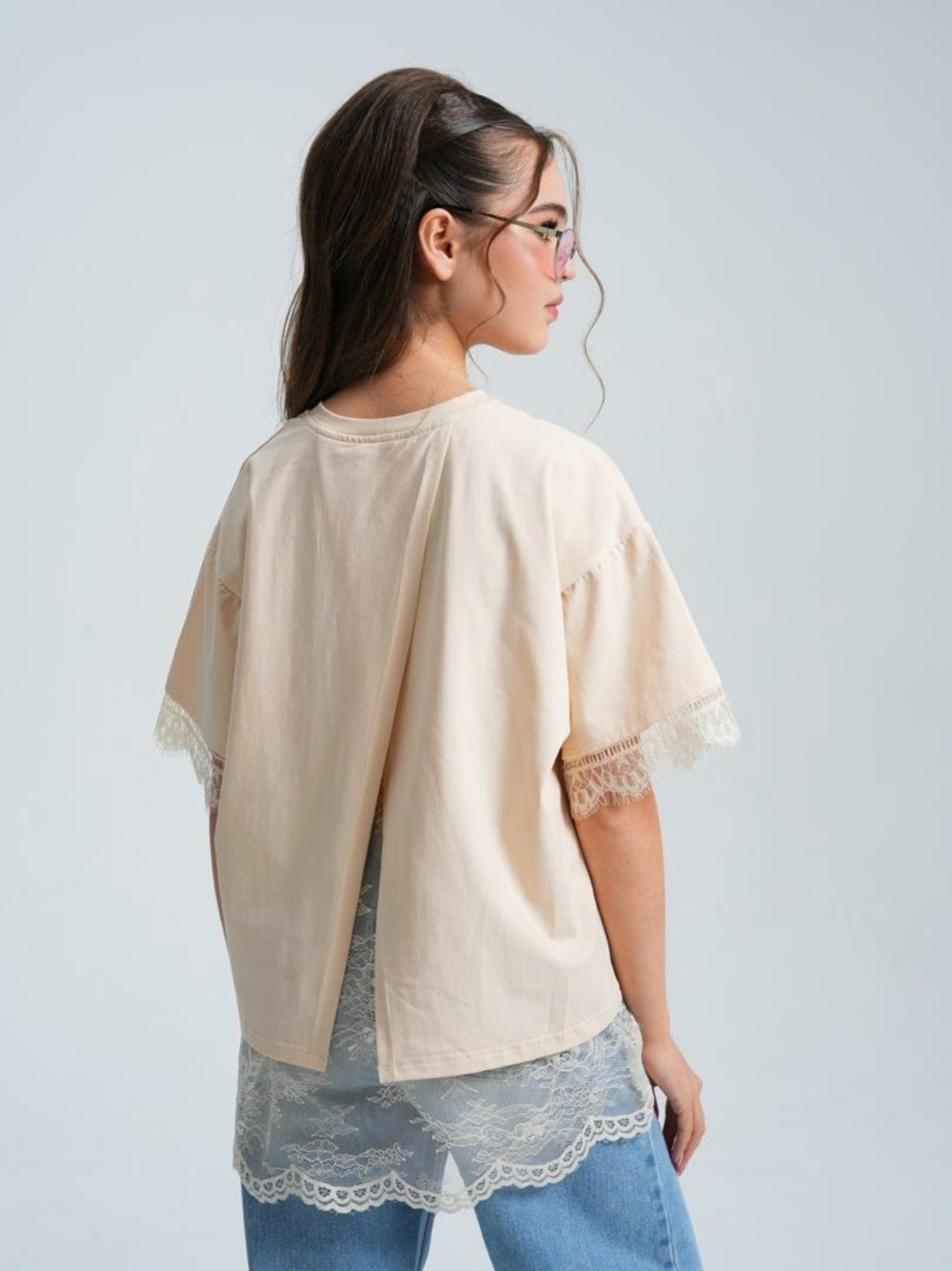 футболка с кружевами,кружевная футболка,футболка с кружевной отделкой,черная футболка с кружевом,удлинённая футболка из хлопка с кружевом по низу ld 3083