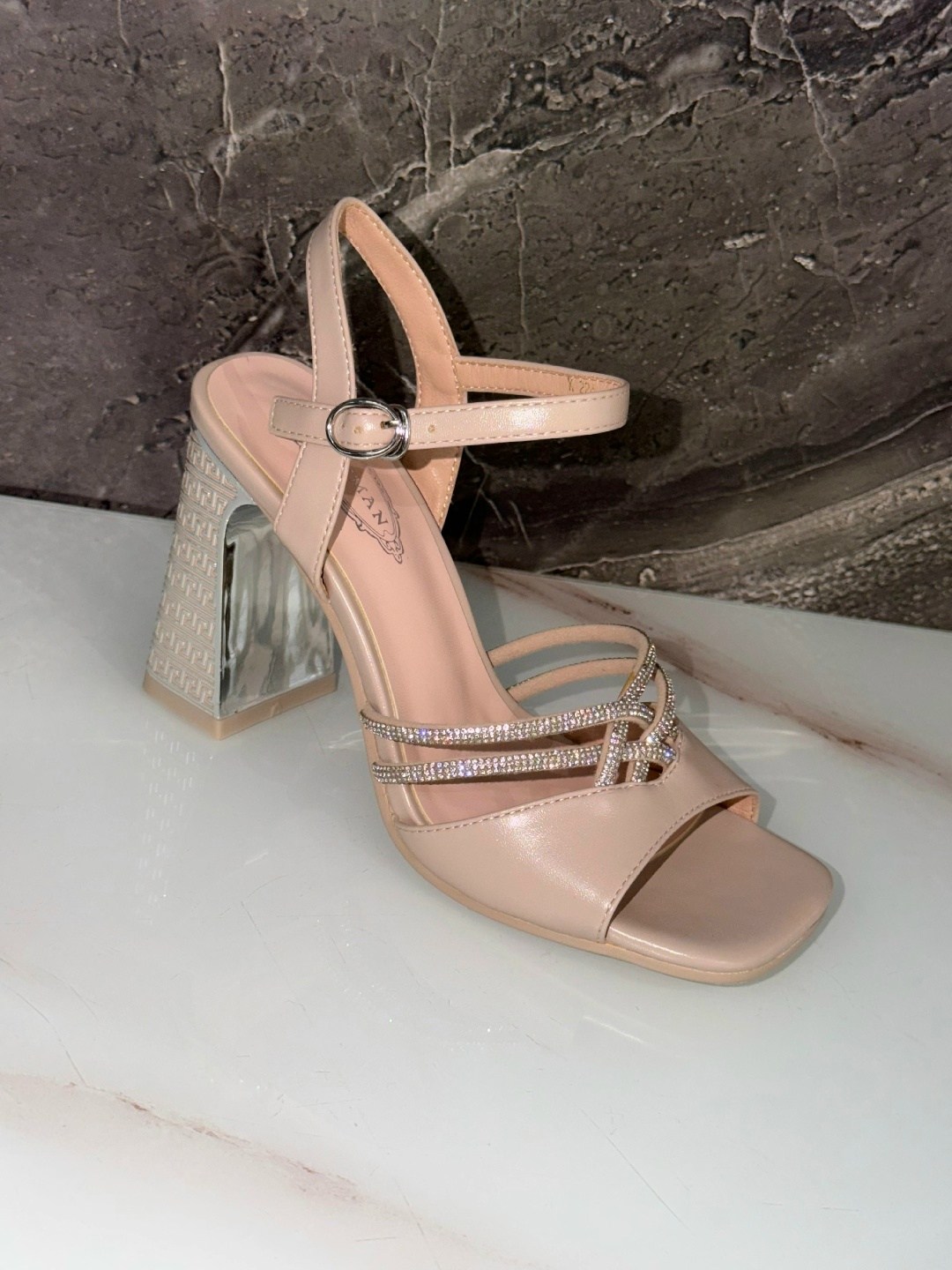 ,женские босоножки,стильные босоножки,сандалии босоножки,босоножки на каблуках