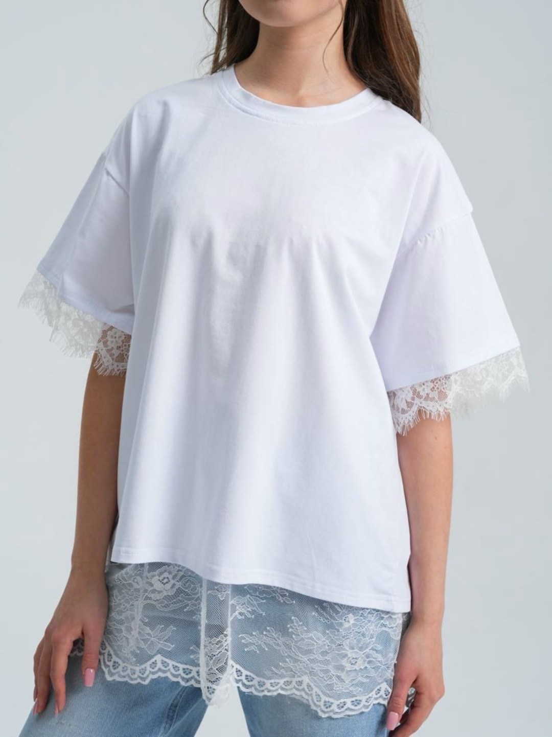 футболка с кружевами,кружевная футболка,футболка с кружевной отделкой,черная футболка с кружевом,удлинённая футболка из хлопка с кружевом по низу ld 3083