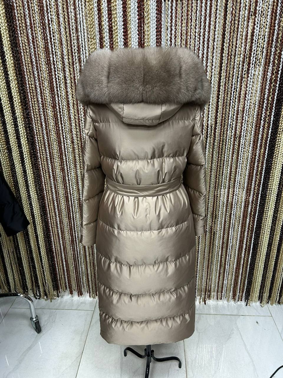 пуховик с натуральным мехом песца с капюшоном длина 120,пуховик с натуральным мехом,пуховик с натуральным мехом песца,куртка пуховик мех финиский песец с капюшоном,пуховик с мехом
