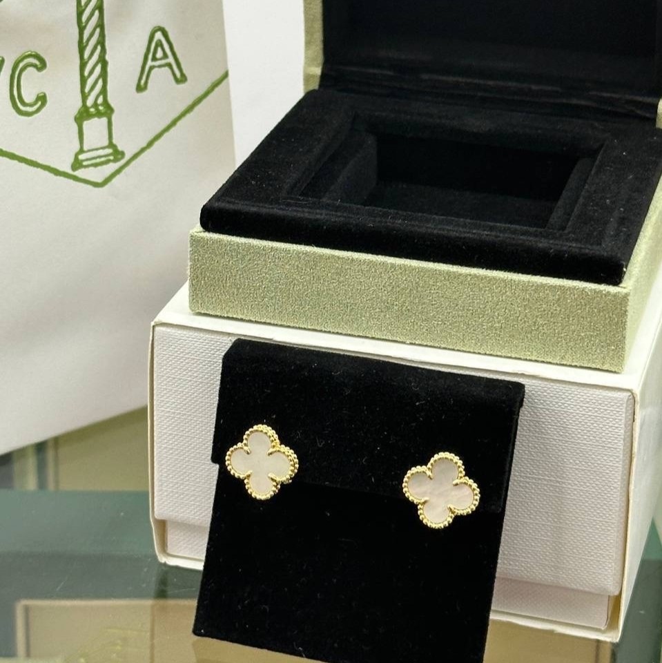 серьги клевер четырехлистный золото,серьги van cleef arpels,серьги из четырехлистного клевера van cleef,модные серьги с четырехлистным клевером из циркония,серьги van cleef arpels alhambra