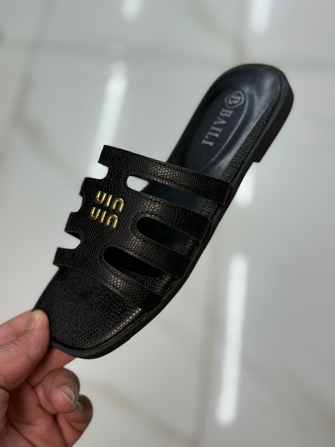 шлепанцы женские,,шлепки фенди,фенди шлепанцы,шлепанцы кожаные женские