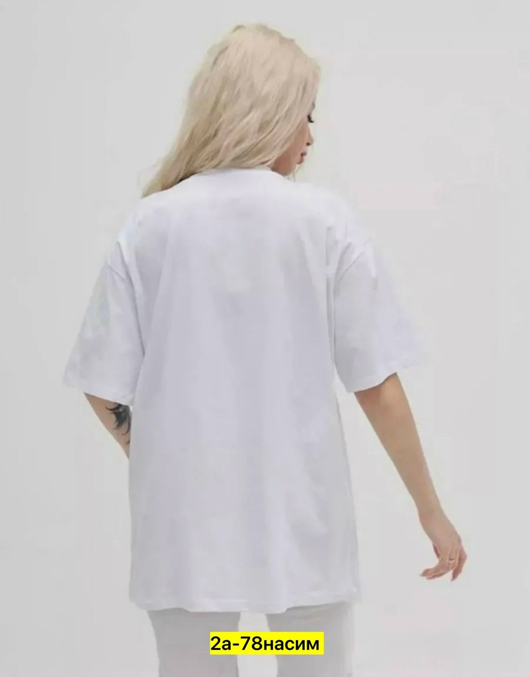 женская футболка оверсайз со стразами белого цвета,футболка oversize со стразами,футболка на стиле oversize со стразами,футболка женская со стразами оверсайз,футболка свободного кроя со стразами для ж