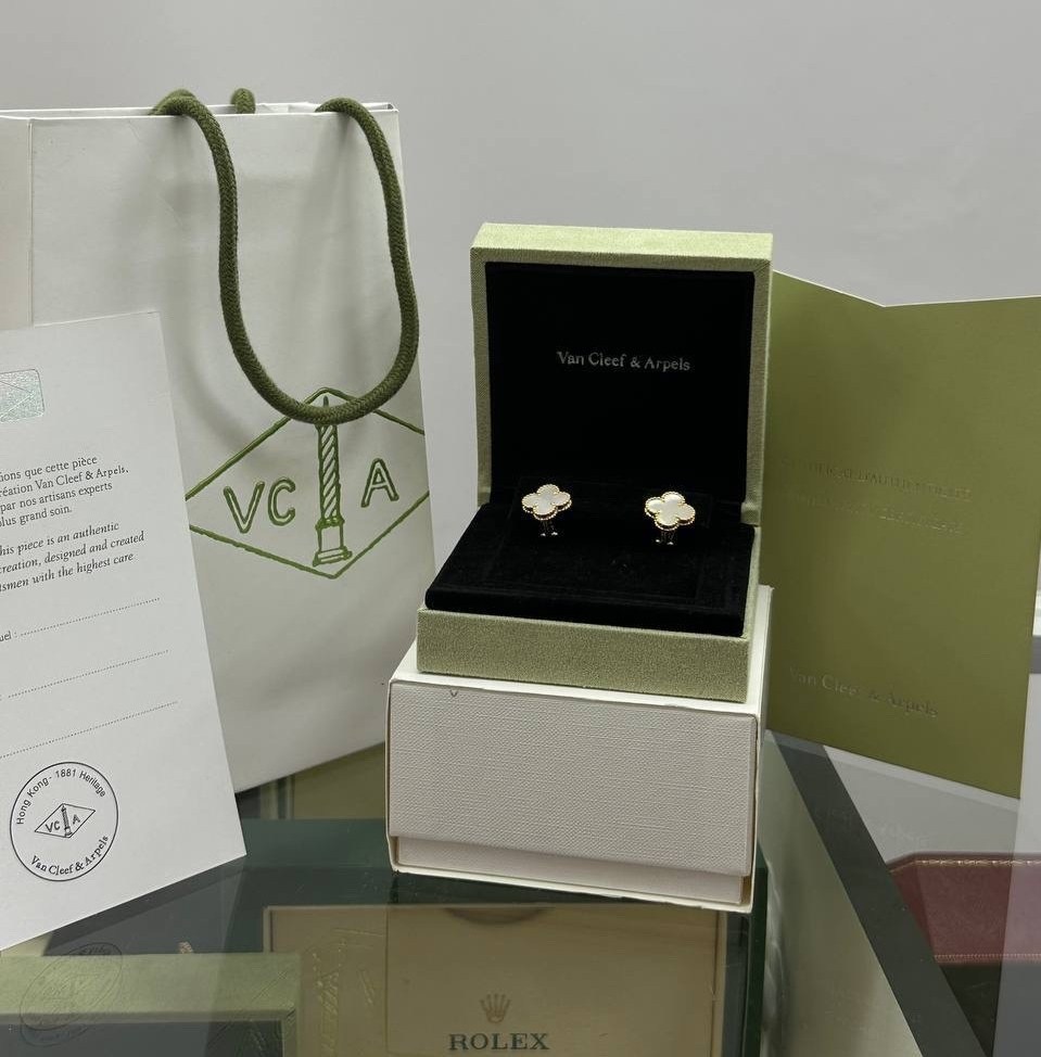 серьги клевер четырехлистный золото,серьги van cleef arpels,серьги из четырехлистного клевера van cleef,модные серьги с четырехлистным клевером из циркония,серьги van cleef arpels alhambra