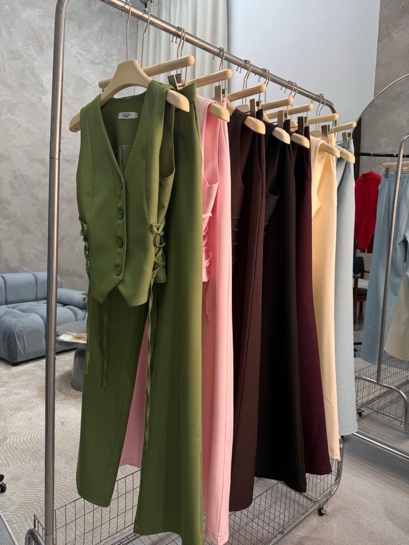 женский брючный костюм,костюм классический,модный костюм,брючный деловой костюм,костюм брючный с жилетом "какао"