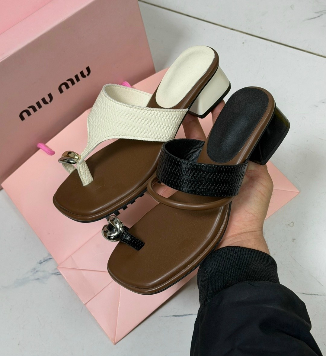 женские шлепанцы,,женские босоножки,модные шлепанцы,шлепанцы miu miu