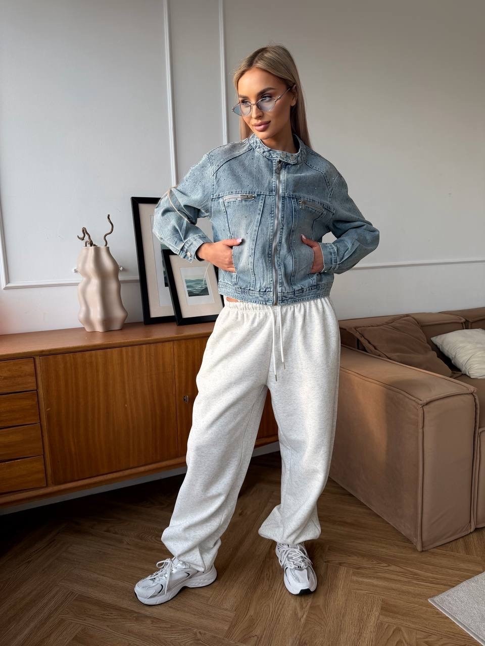 одежда кэжуал,джинсовая куртка,спортивные брюки,мода модная