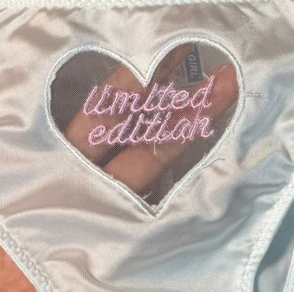 женские трусы стринги,стринги victoria's secret со стразами,трусы виктория сикрет оригинал,женские трусы красные,женские трусики