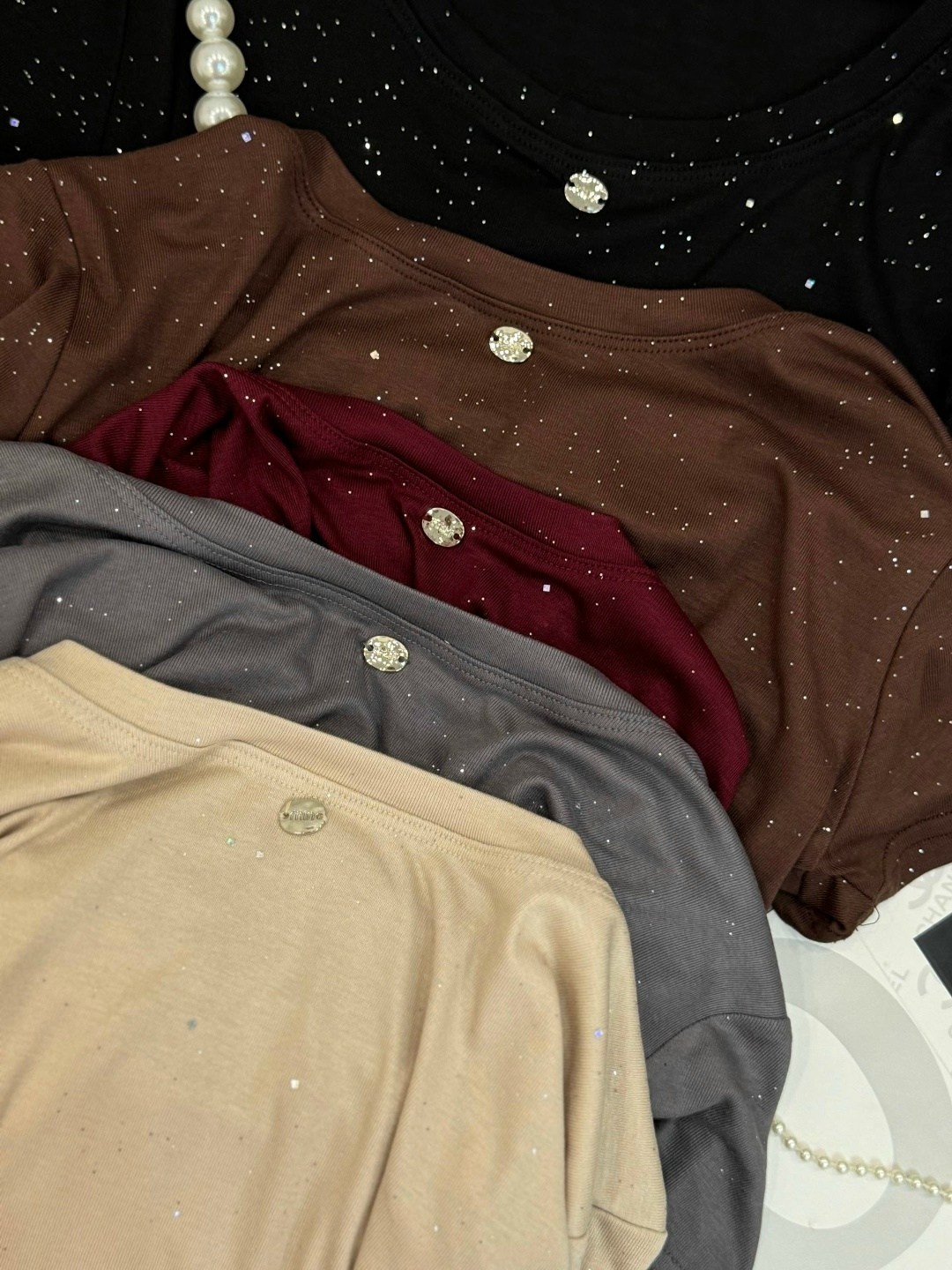 бежевая футболка женская,футболка бежевая однотонная,женская футболка,футболка с цепочкой,футболка бежевая