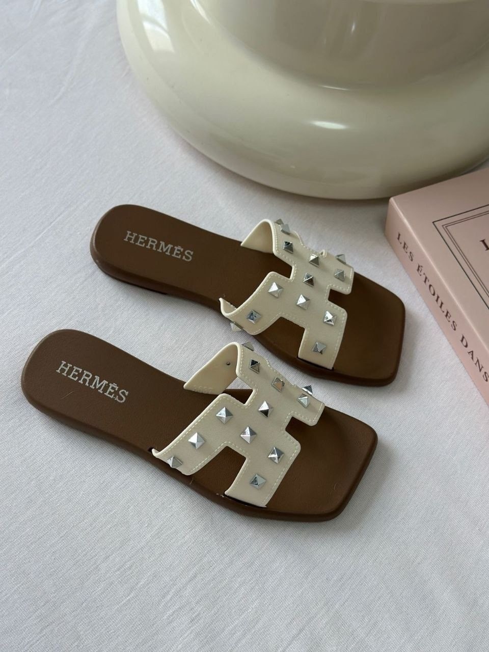 женские шлепанцы,,шлепки женские модные,модные шлепанцы,сандалии модные