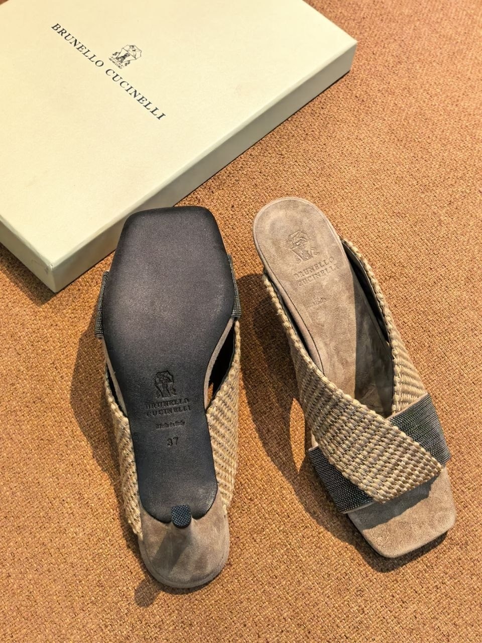 ,замшевые шлепанцы brunello cucinelli,босоножки на каблуках,женские шлепанцы,женская