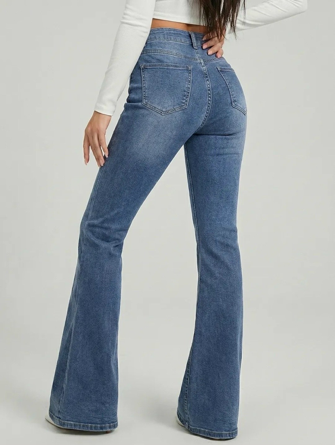 женские джинсы клеш,стильные джинсы,джинсы женские,расклешенные джинсы,голубые джинсы клеш