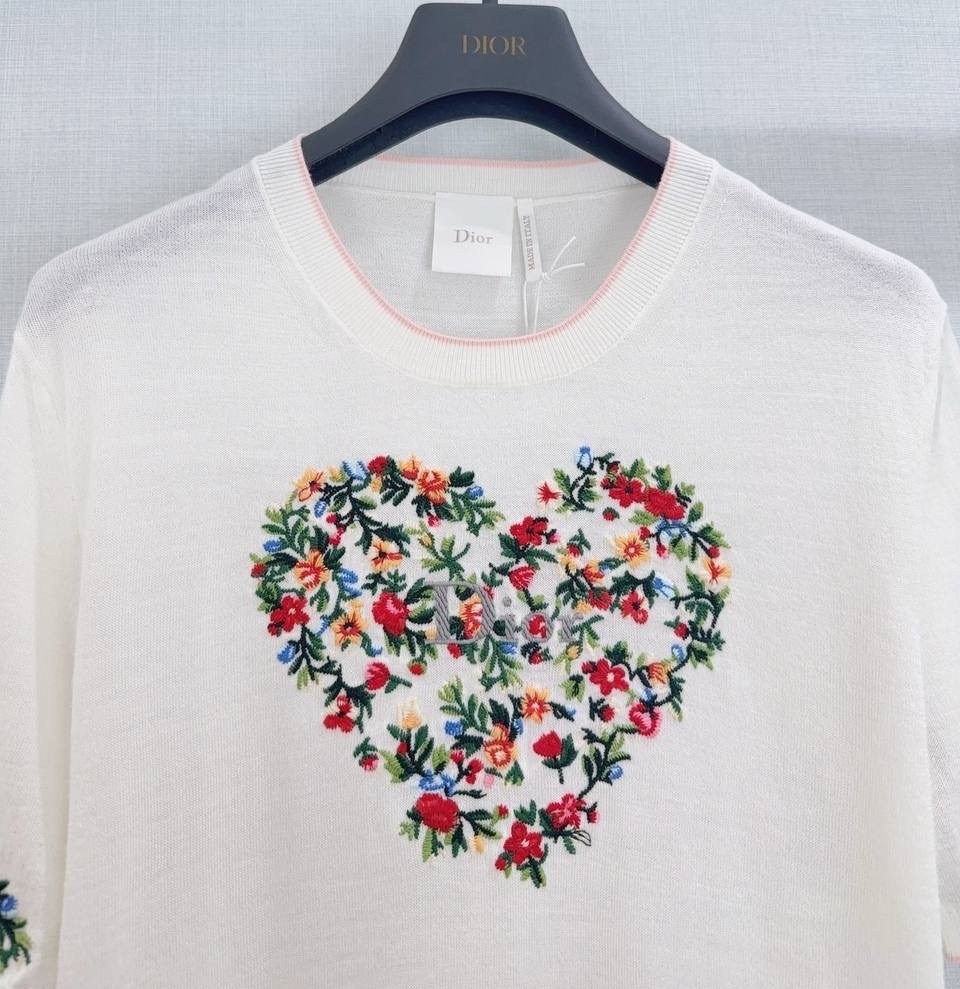 футболка с вышивкой,вышивка на футболке стиль,etro футболка с цветочной вышивкой белый,свитер с вышивкой,свитер для женщин