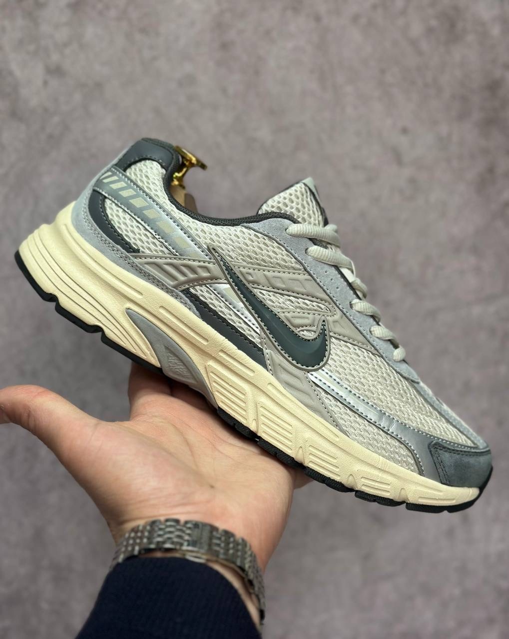 кроссовки nike initiator,кроссовки nike,мужские кроссовки,мужские беговые кроссовки initiator от finish line nike бежевый,мужские кроссовки nike