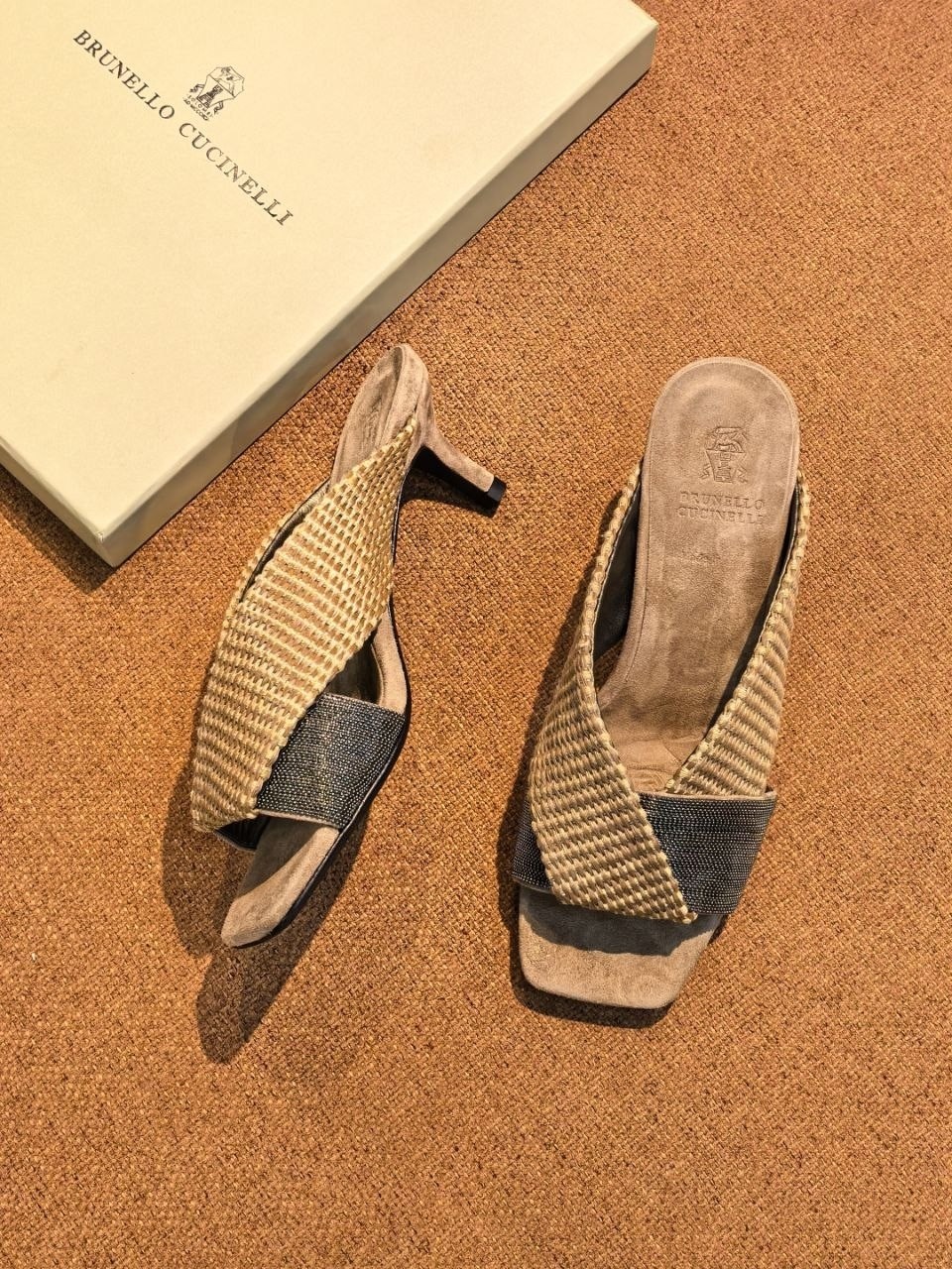 ,замшевые шлепанцы brunello cucinelli,босоножки на каблуках,женские шлепанцы,женская