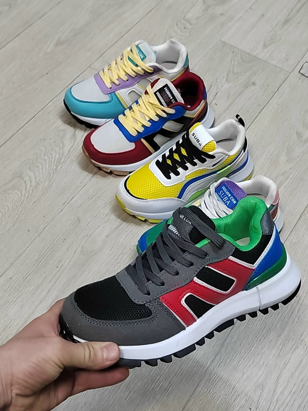 ,женские кроссовки,кроссовки яркие,кроссовки с разноцветной подошвой,цветные кроссовки