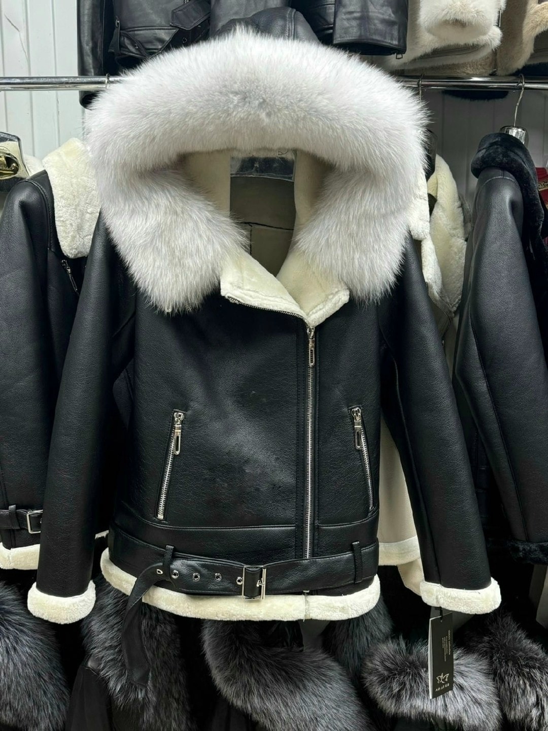 дубленка натуральная,дубленка авиатор блондинке,дубленка авиатор с большим капюшоном,дубленка авиатор с капюшоном,куртка дублёнка с меховым капюшоном