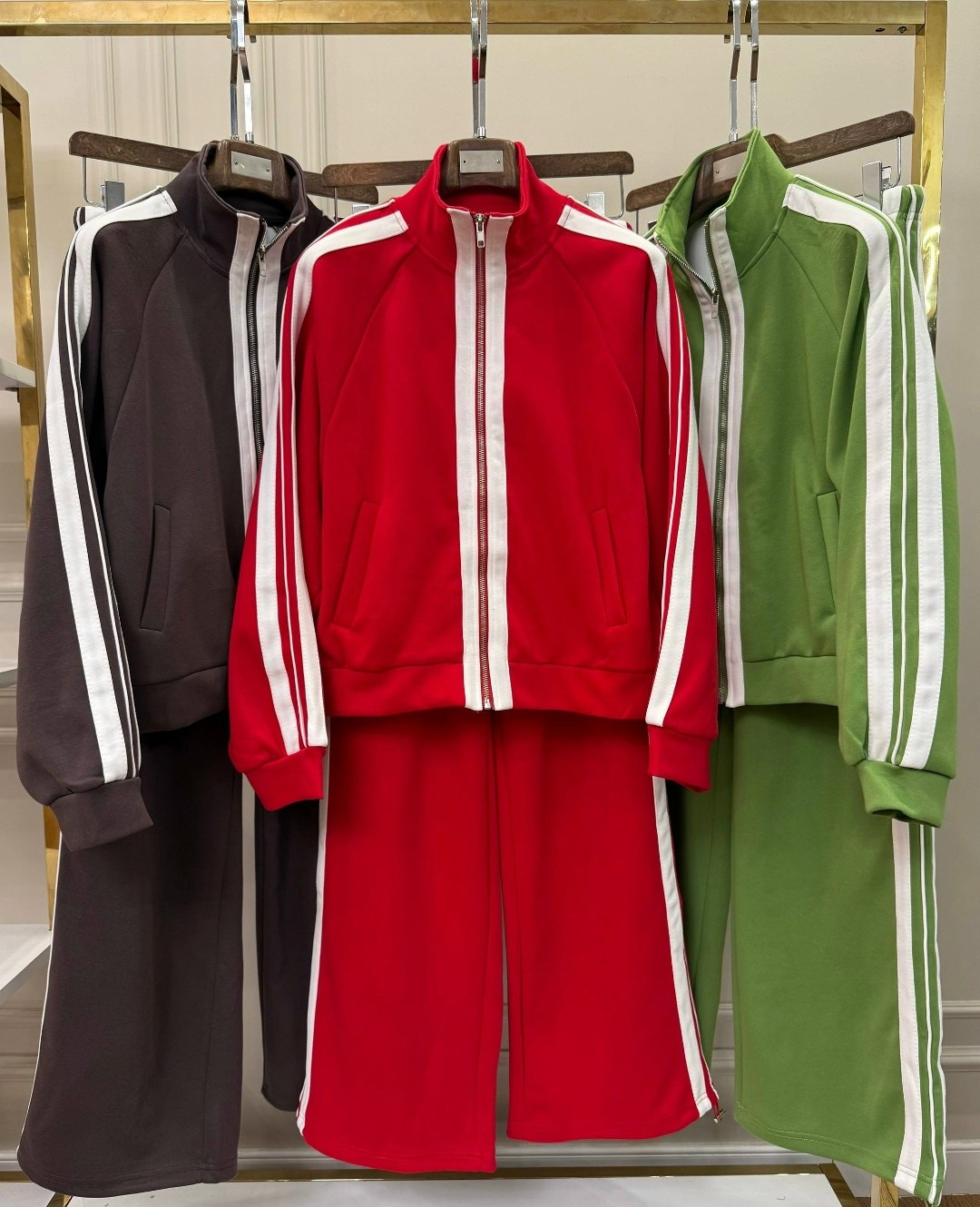 женские костюмы спортивные,красные спортивные костюмы,спортивный костюм,спортивный костюм miu miu,костюм модный