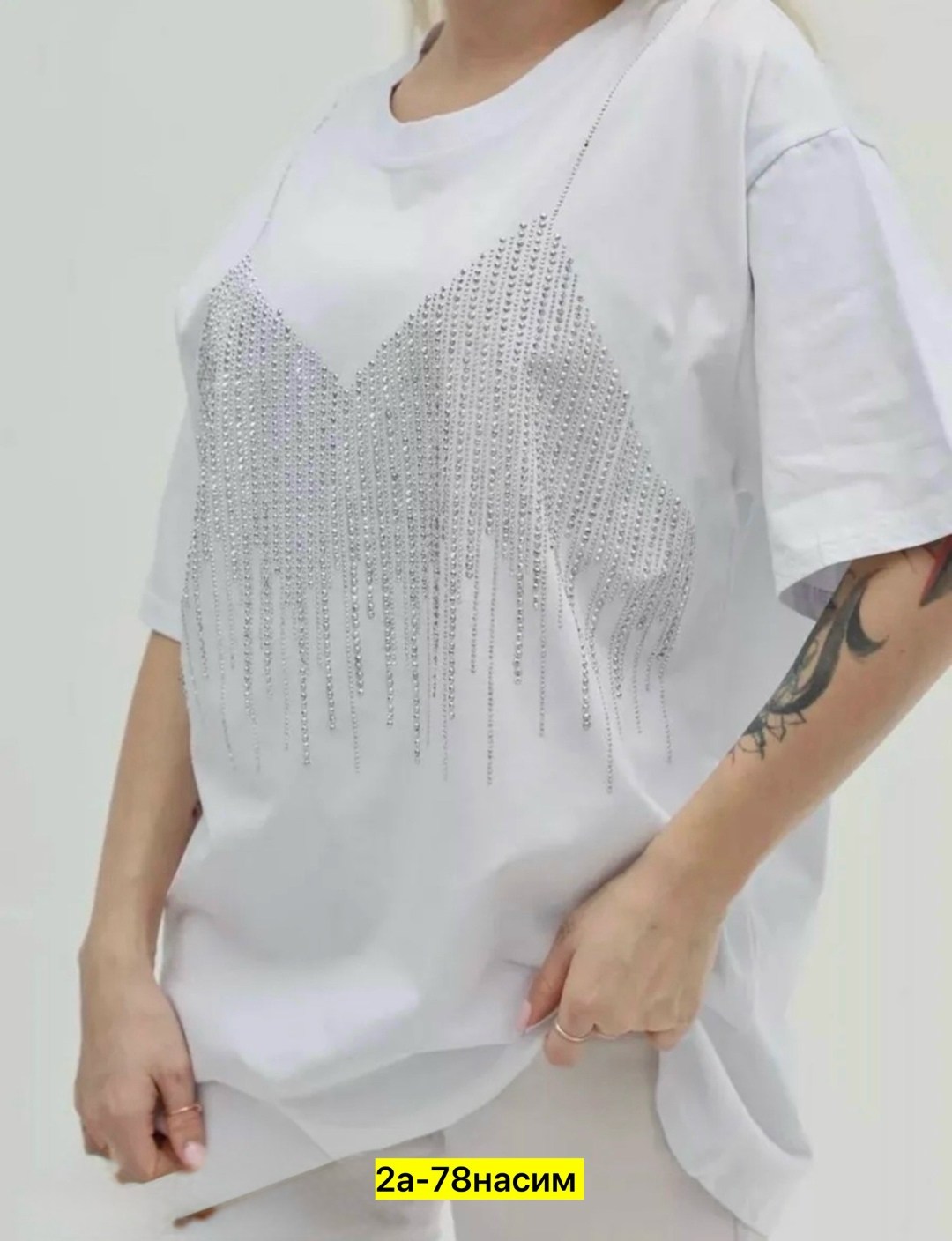 женская футболка оверсайз со стразами белого цвета,футболка oversize со стразами,футболка на стиле oversize со стразами,футболка женская со стразами оверсайз,футболка свободного кроя со стразами для ж