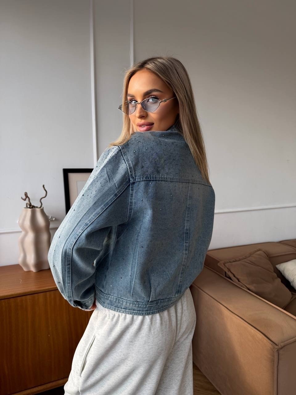 одежда кэжуал,джинсовая куртка,спортивные брюки,мода модная