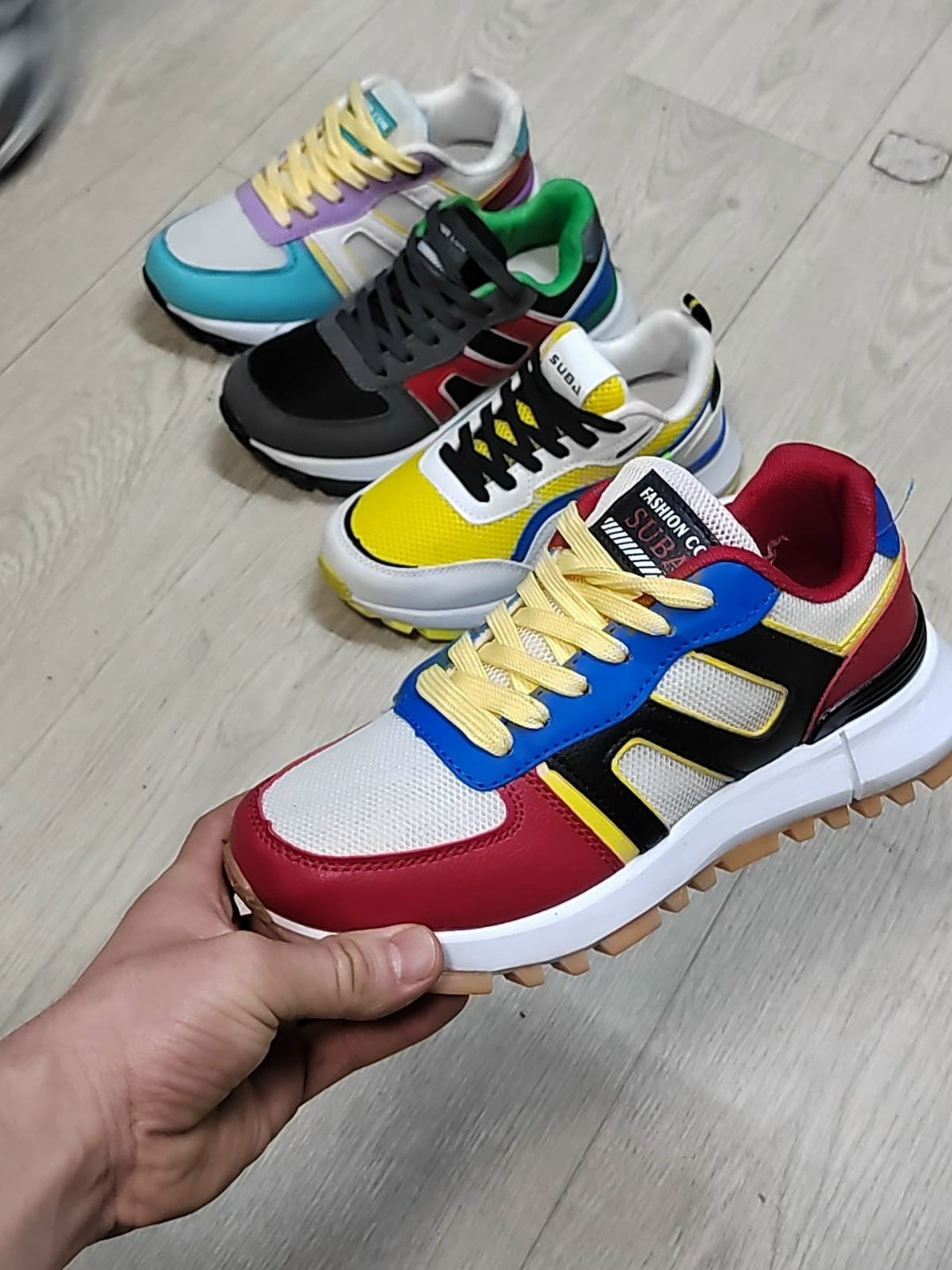 ,женские кроссовки,кроссовки яркие,кроссовки с разноцветной подошвой,цветные кроссовки