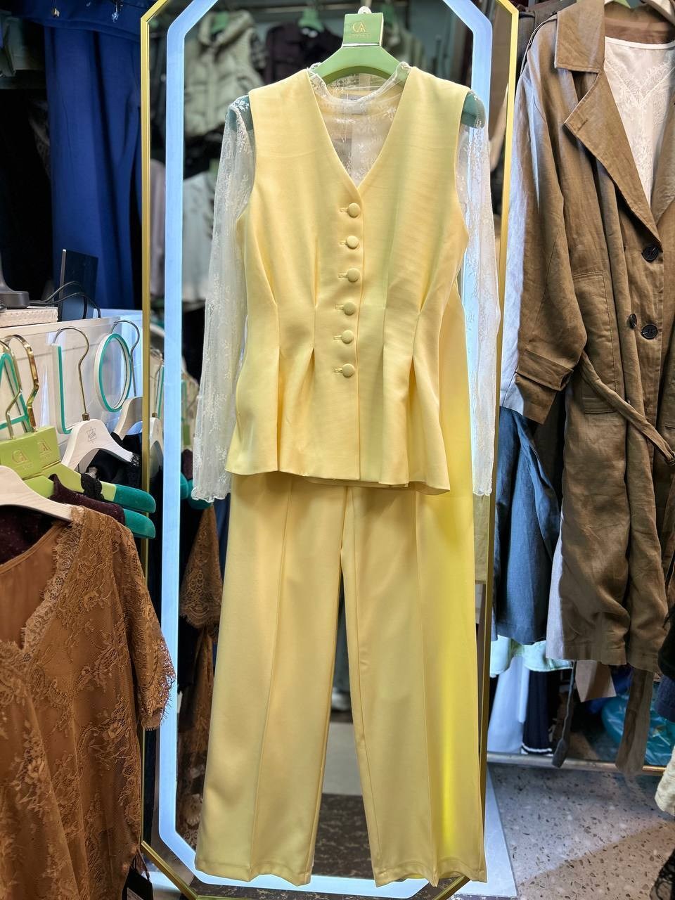 брючный костюм с жилеткой,классический жилет,жилетка женская,жилет,жилет желтый