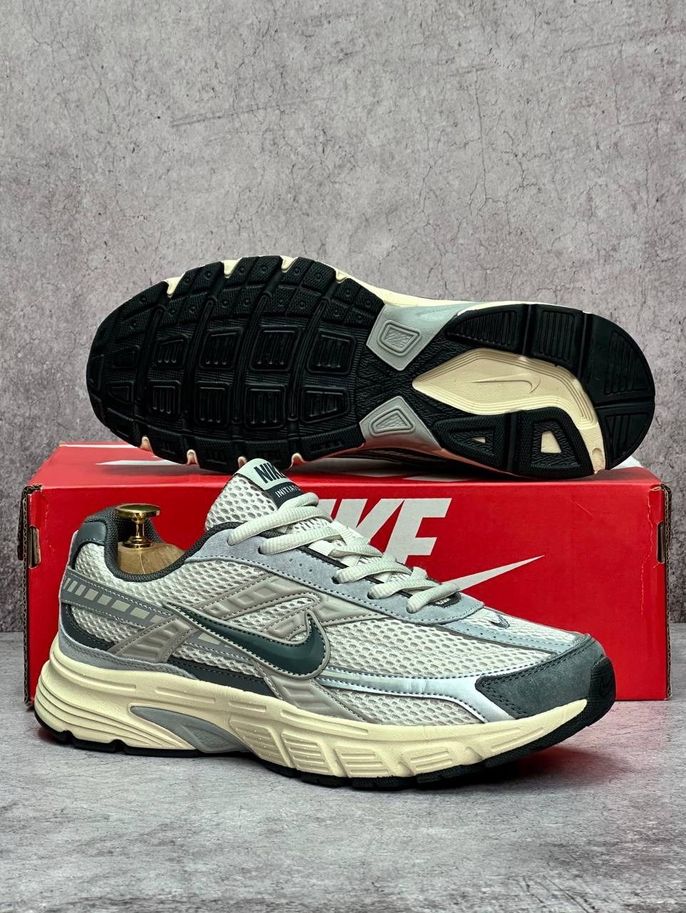 кроссовки nike initiator,кроссовки nike,мужские кроссовки,мужские беговые кроссовки initiator от finish line nike бежевый,мужские кроссовки nike